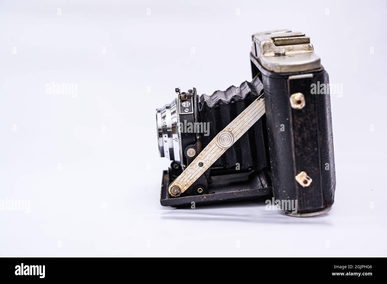 Adox Golf 63 est un appareil photo à film pliant fabriqué par Adox Fotowerke, Wiesbaden, Allemagne, entre 1954 et 1959. La société Adox a été fondée en 1860; elle était la « première usine photochimique au monde ». Utilise un film 120 rouleaux 120 et la taille de l'image est 6x6cmIt a un objectif couché Adoxar 1:6.3 f=75mm avec un élément de lentille avant à plaque tournante pour la mise au point. Cet appareil photo d'époque abandonné a été trouvé dans une maison des ordures à Tehatta, Bengale-Occidental; Inde. Banque D'Images