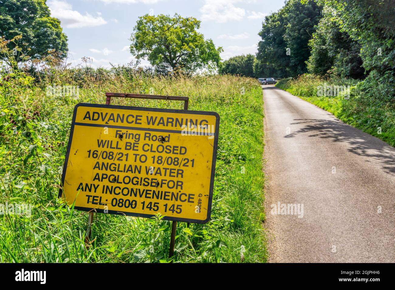 Un panneau sur une voie de campagne de Norfolk avertit de la fermeture de la route pour les travaux principaux d'eau. Banque D'Images
