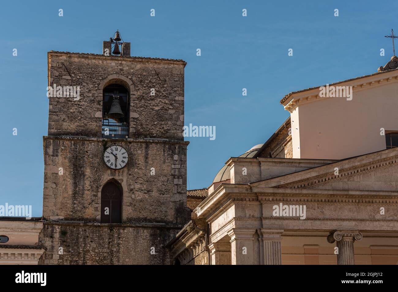 La cathédrale Saint-Pierre l'Apôtre est le bâtiment catholique le plus important de la ville d'Isernia, église mère du diocèse d'Isernia-Venafro Banque D'Images