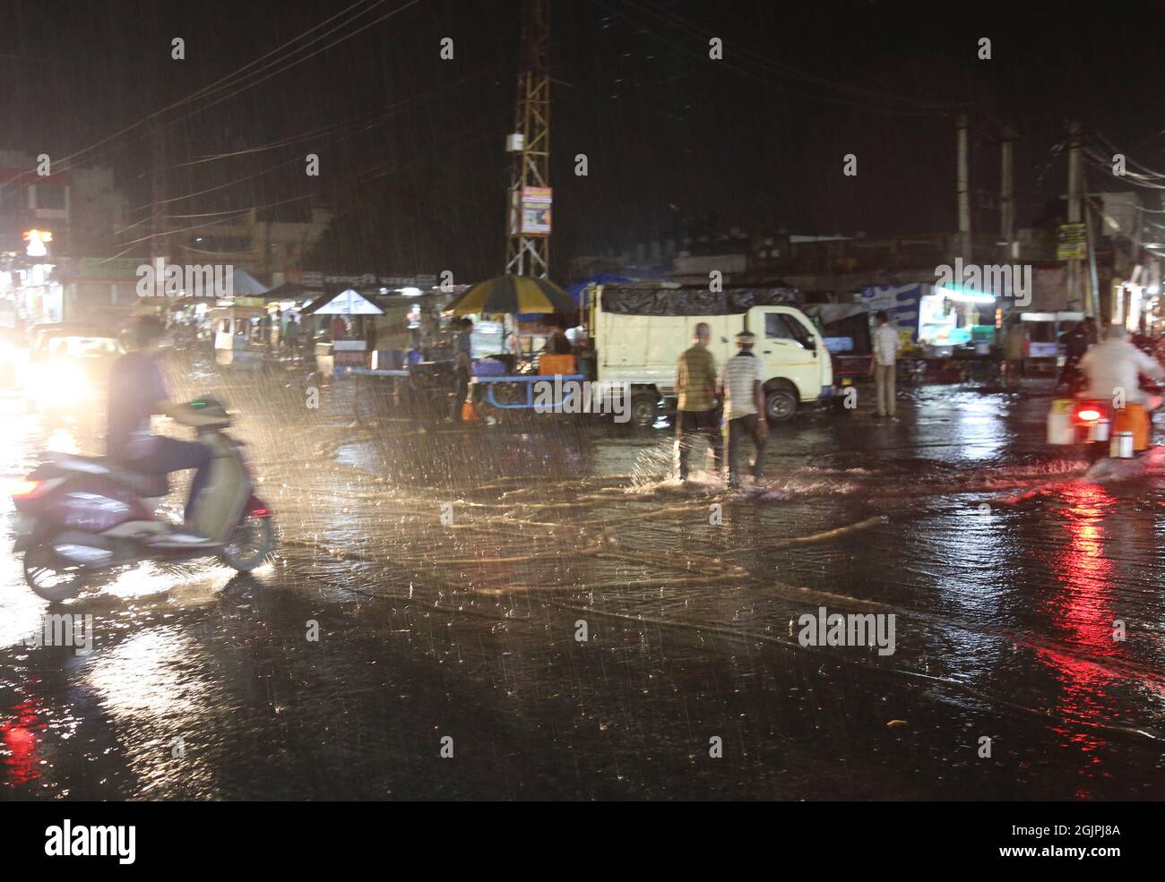 Beawar, Rajasthan, Inde, 11 septembre 2021 : les navetteurs se sont enroulés sur une route à eau durant de fortes pluies à Beawar. Crédit : Sumit Saraswat/Alay Live News Banque D'Images