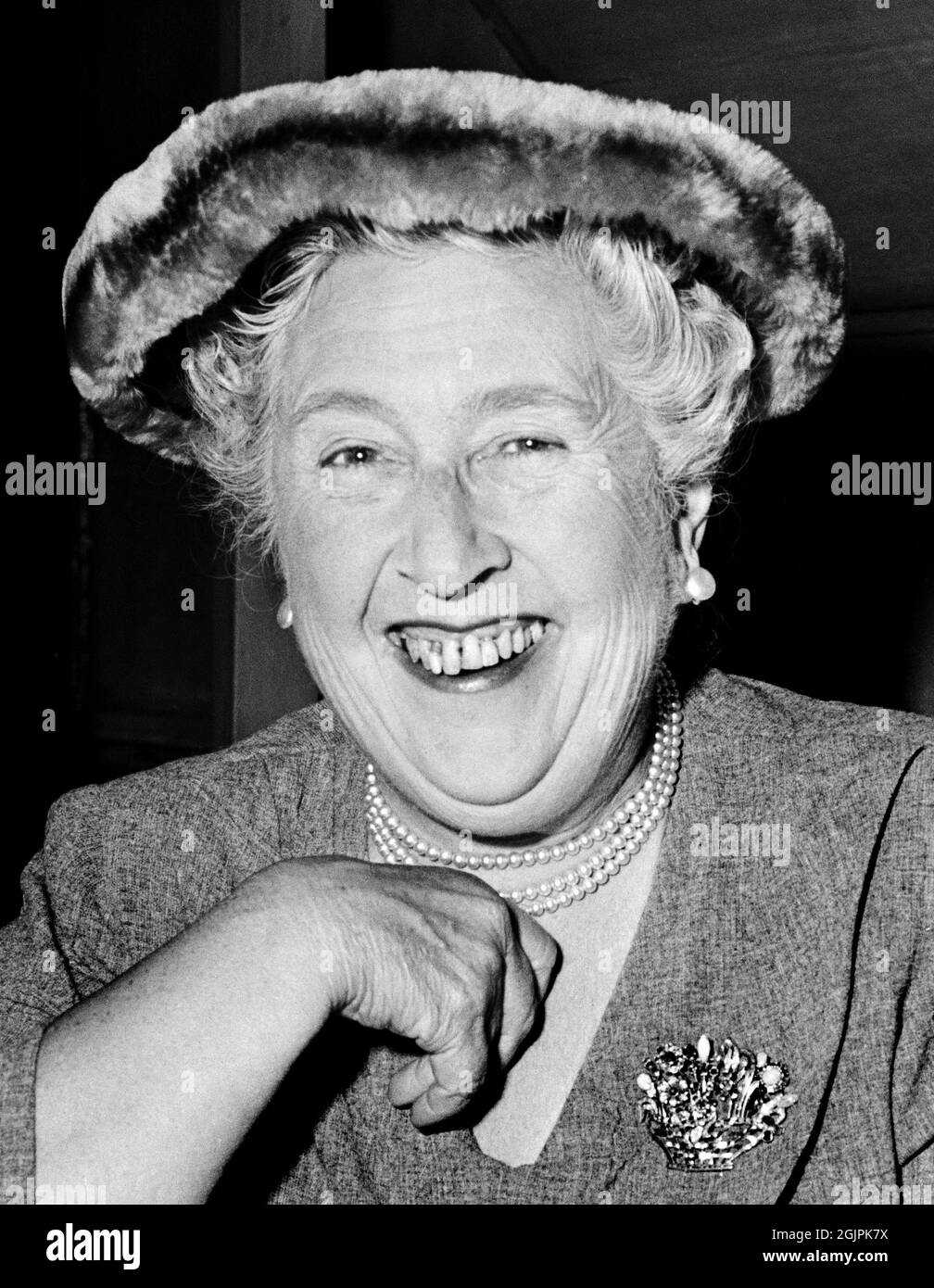 L'écrivain anglais Agatha Christie, auteur de mystère du crime, à une fête pour célébrer la performance de 1998e étape de 'The Mousetrap', 1957 / référence du dossier # 34145-435THA Banque D'Images