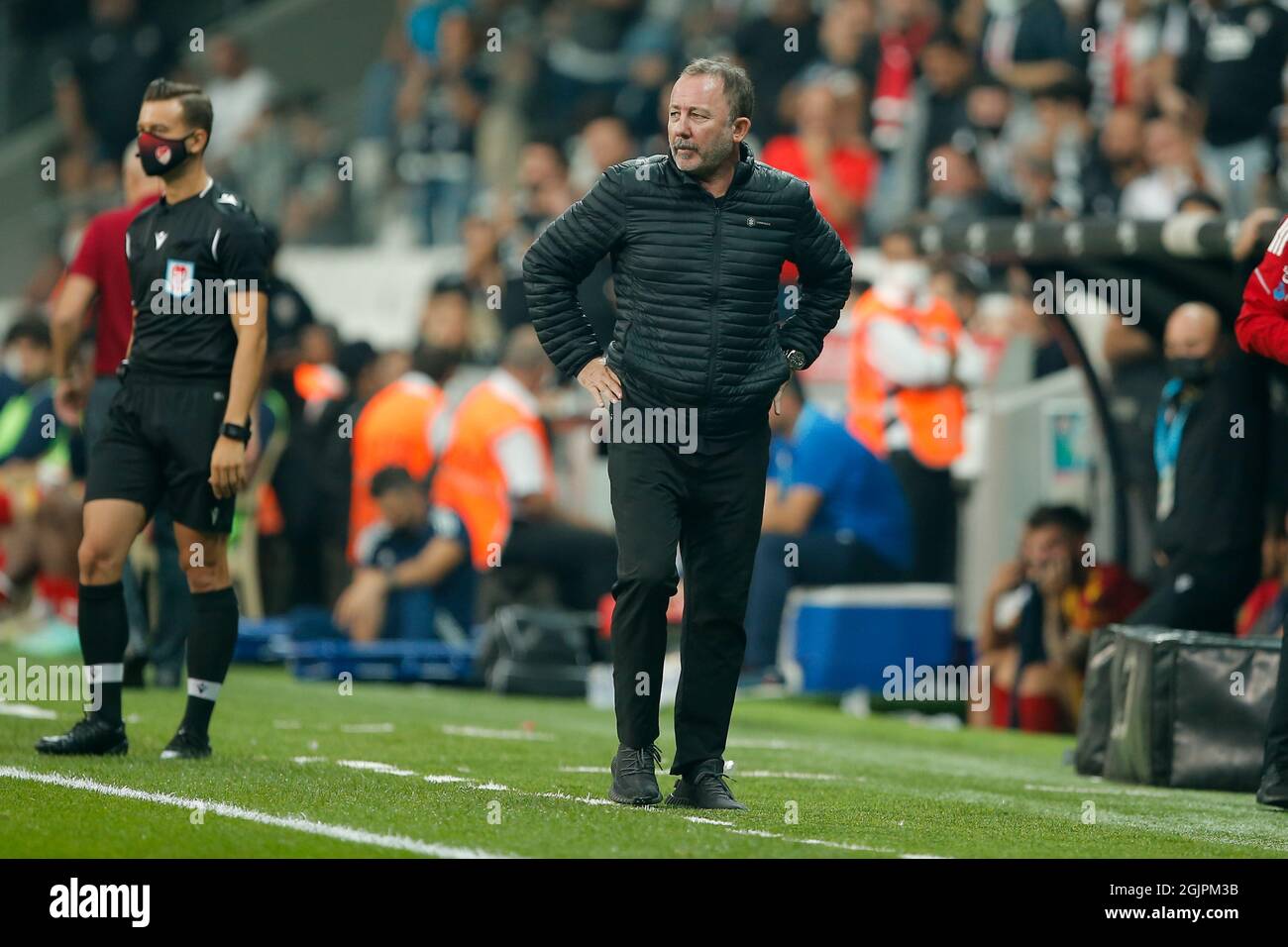 ISTANBOEL, TURQUIE - SEPTEMBRE 11: Le directeur Ali Reza Sergen Yalcin de Besiktas pendant le match de la Super League turque entre Besiktas et Yeni Malatyaspor au parc Vodafone le 11 septembre 2021 à Istobel, Turquie (photo par /Orange Pictures) Banque D'Images