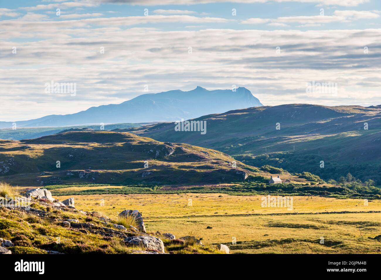 Vue vers le sud depuis les collines basses derrière la plage de Torrisdale sur la côte nord de l'Écosse. Champs plats en premier plan avec Ben Loyal à distance. Banque D'Images