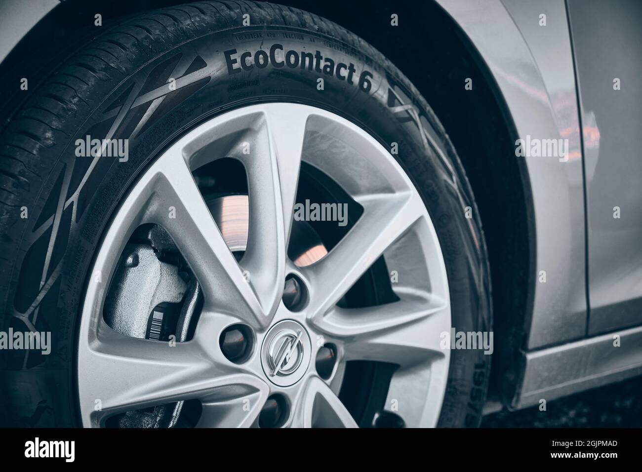 Pneus de voitures continentales chez Opel Corsa Photo Stock - Alamy