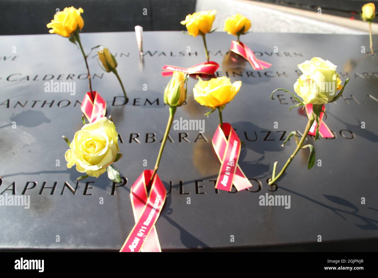 New York Etats Unis 11 Septembre 21 Nouveau Les Familles De Personnes Decedees Rendent Hommage Au Ground Zero Of 9 11 Memorial 11 Septembre 21 New York Etats Unis Les Familles Du Defunt De 9 11