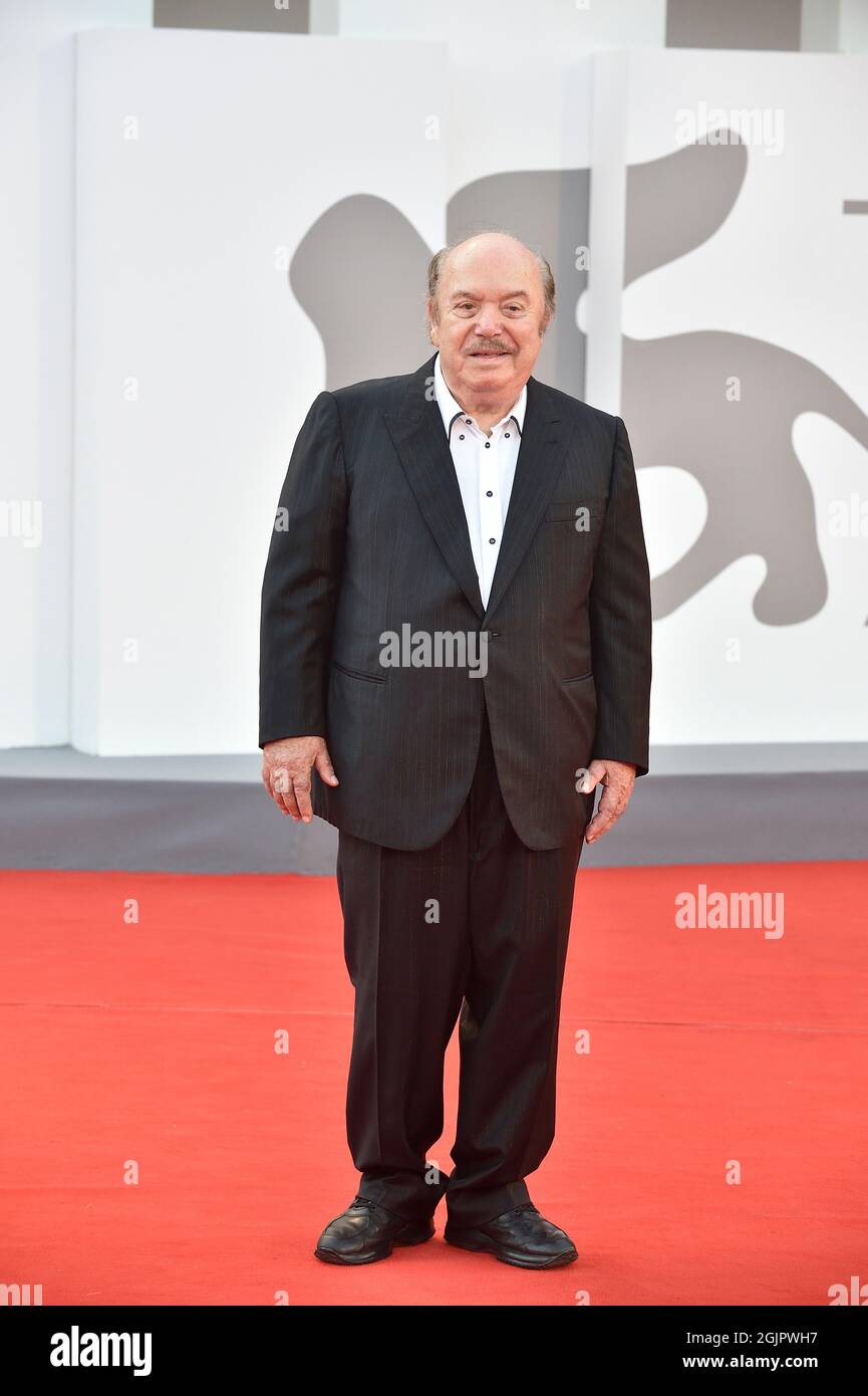 Venise, Italie. 10 septembre 2021. VENISE, ITALIE - SEPTEMBRE 10 : Lino Banfi assiste au tapis rouge du film 'un autre monde' lors du 78e Festival International du film de Venise le 10 septembre 2021 à Venise, Italie. Credit: dpa/Alay Live News Banque D'Images