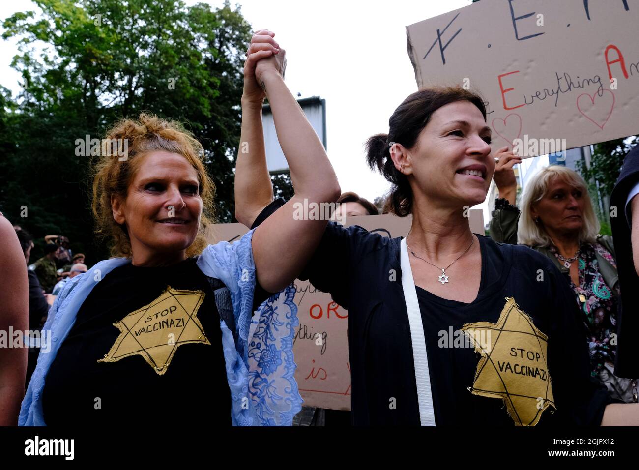 Bruxelles, Belgique. 11 septembre 2021. Des manifestants assistent à une manifestation contre les restrictions de la Belgique, y compris des laissez-passer sanitaires obligatoires, pour lutter contre la pandémie de coronavirus (COVID-19) à Bruxelles, en Belgique, le 11 septembre 2021. Crédit: ALEXANDROS MICHAILIDIS/Alamy Live News Banque D'Images