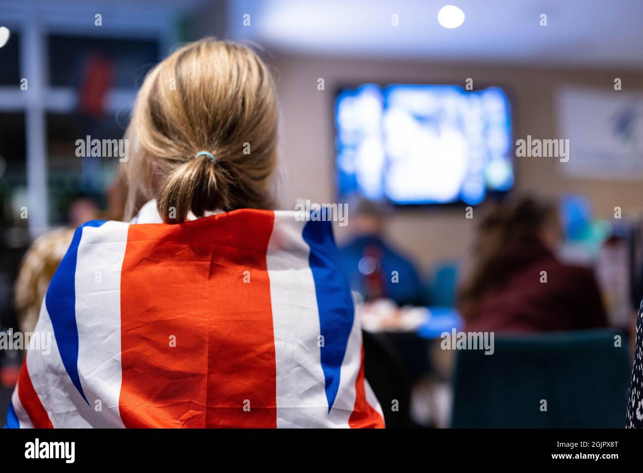 Les fans se tiennent prêts à regarder Emma Raducanu prendre l'adolescent Leylah Fernandez dans la finale de l'US Open au Parklangley Club, Beckenham. Date de la photo: Samedi 11 septembre 2021. Banque D'Images