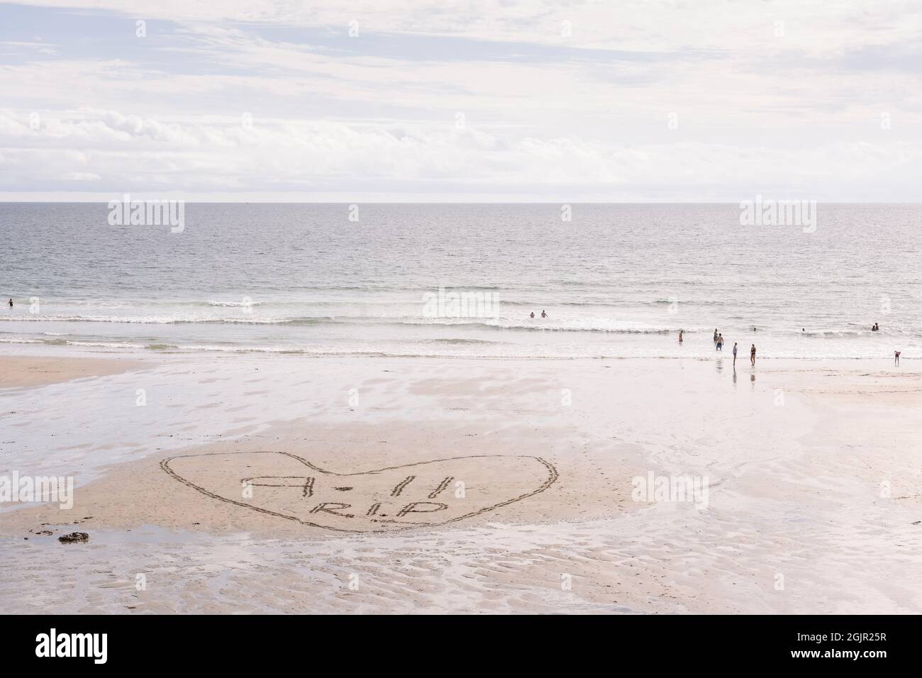 Message dans le sable sur la plage de Perranuthnoe, près de Penzance, à Cornwall, pour commémorer le 20e anniversaire des tragiques attaques terroristes de 9-11 contre l'Amérique. Banque D'Images
