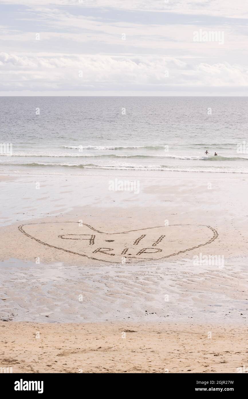 Message dans le sable sur la plage de Perranuthnoe, près de Penzance, à Cornwall, pour commémorer le 20e anniversaire des tragiques attaques terroristes de 9-11 contre l'Amérique. Banque D'Images