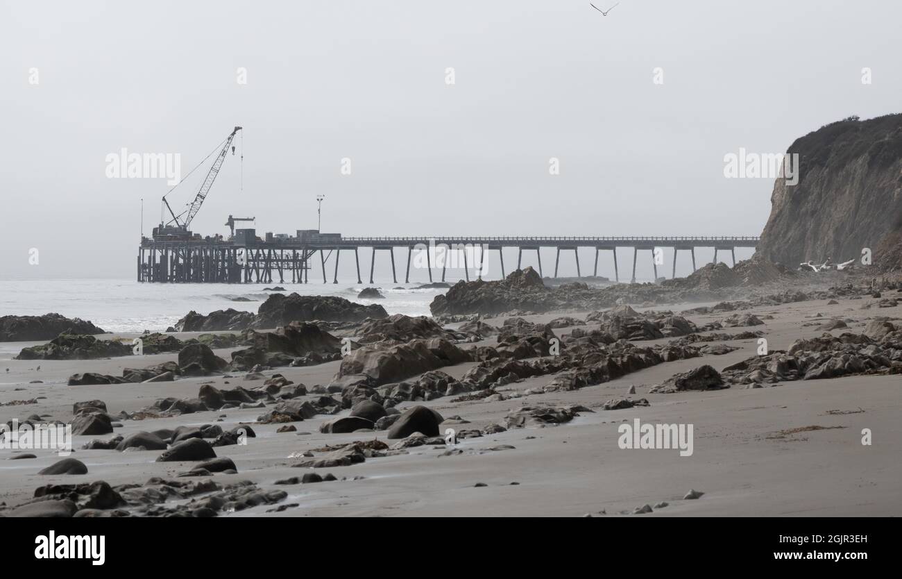 Casitas Pier vu de la plage à Carpinteria, Californie, États-Unis Banque D'Images