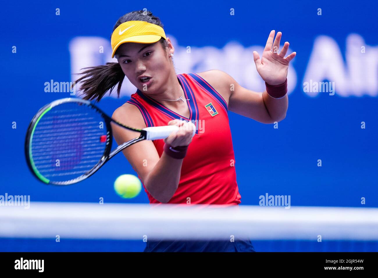 Flushing Meadow, United a déclaré. 11 septembre 2021. Emma Raducanu, de Grande-Bretagne, retourne une balle à Leylah Fernandez, du Canada, lors de la finale des femmes au stade Arthur Ashe, aux Championnats américains de tennis 2021 au Centre national de tennis de l'USTA Billie Jean King, le samedi 11 septembre 2021 à New York. Photo de Corey Sipkin/UPI crédit: UPI/Alay Live News Banque D'Images
