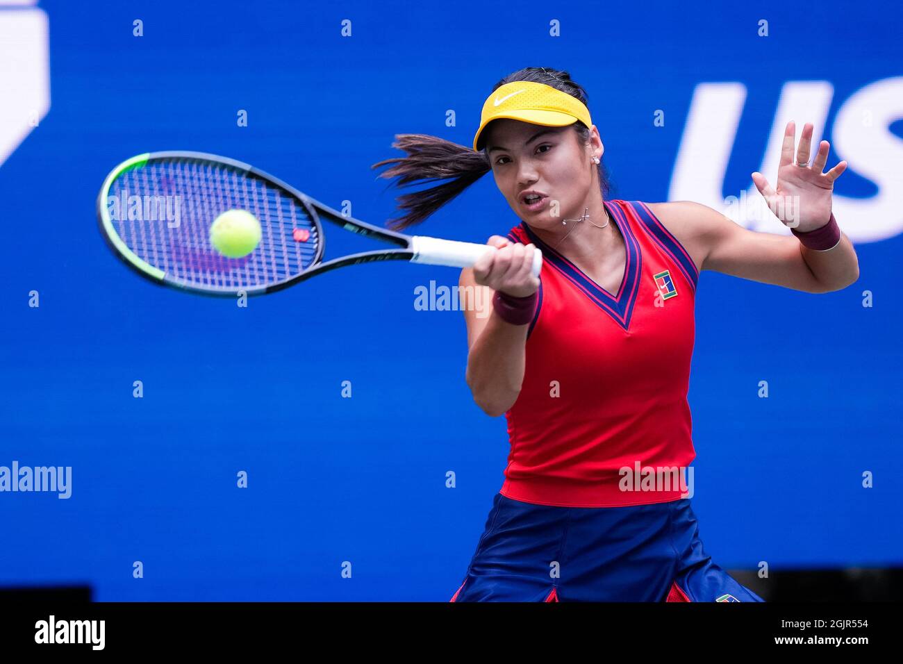 Flushing Meadow, United a déclaré. 11 septembre 2021. Emma Raducanu, de Grande-Bretagne, retourne une balle à Leylah Fernandez, du Canada, lors de la finale des femmes au stade Arthur Ashe, aux Championnats américains de tennis 2021 au Centre national de tennis de l'USTA Billie Jean King, le samedi 11 septembre 2021 à New York. Photo de Corey Sipkin/UPI crédit: UPI/Alay Live News Banque D'Images