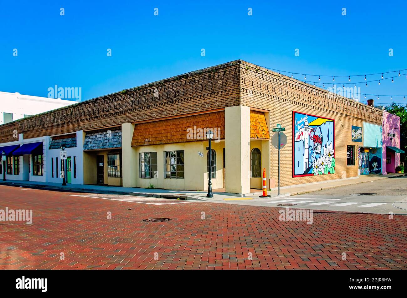 Une fresque de carte postale « Greetings from Biloxi » est peinte sur le côté d'un bâtiment à Howard Avenue et G.E. OHR Street à Biloxi, Mississippi. Banque D'Images