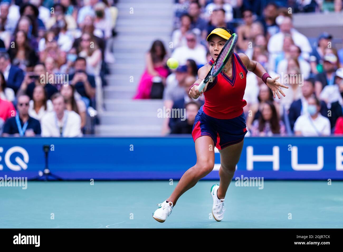 Flushing Meadow, United a déclaré. 11 septembre 2021. Emma Raducanu, de Grande-Bretagne, sert à Leylah Fernandez, du Canada, dans le cadre de la finale des femmes au stade Arthur Ashe aux Championnats américains de tennis 2021 au Centre national de tennis de l'USTA Billie Jean King, le samedi 11 septembre 2021 à New York. Photo de Corey Sipkin/UPI crédit: UPI/Alay Live News Banque D'Images