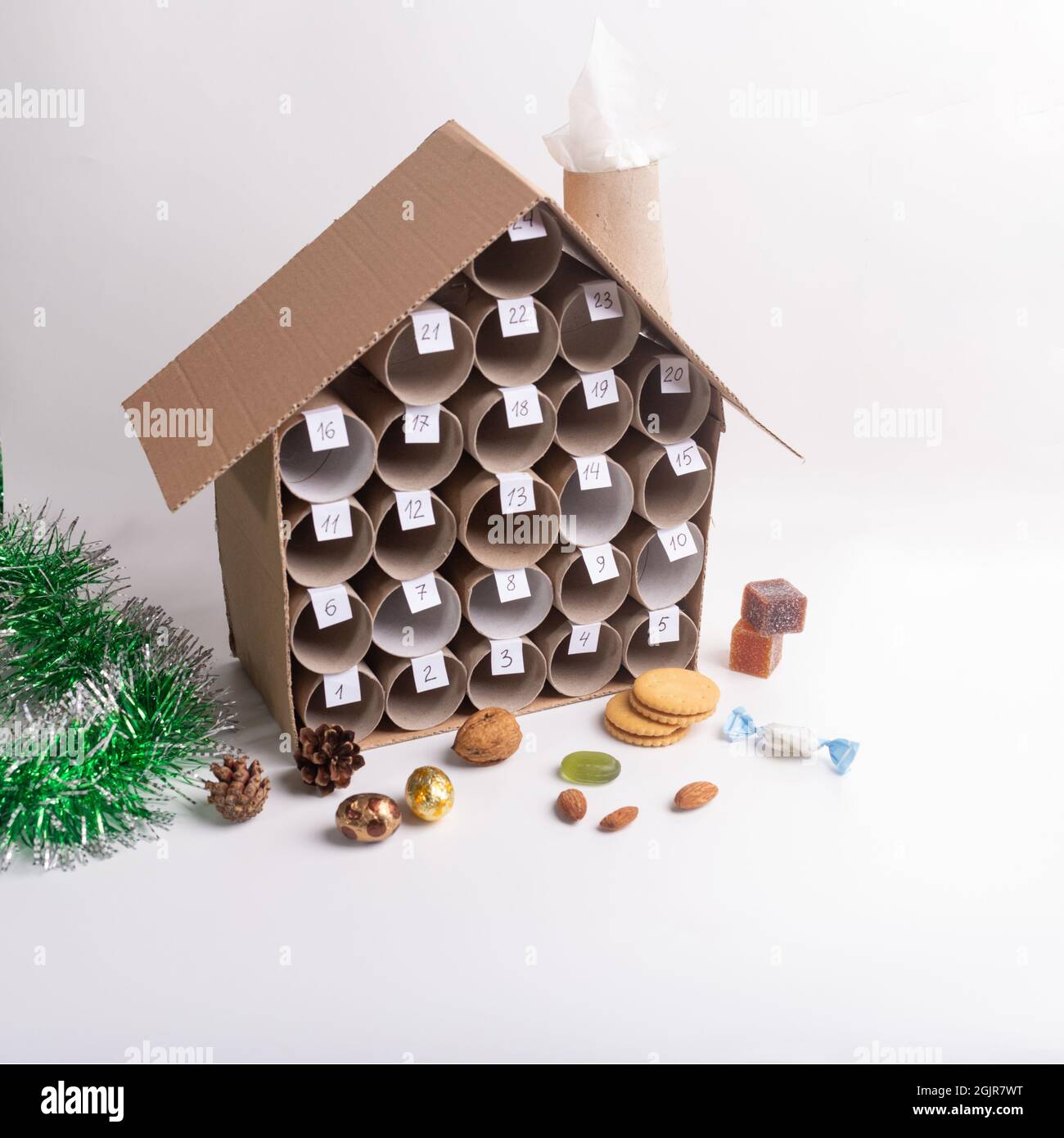 Calendrier de l'Avent de Noël simple fait de rouleaux de papier toilette,  bricolage, art pour les enfants Photo Stock - Alamy
