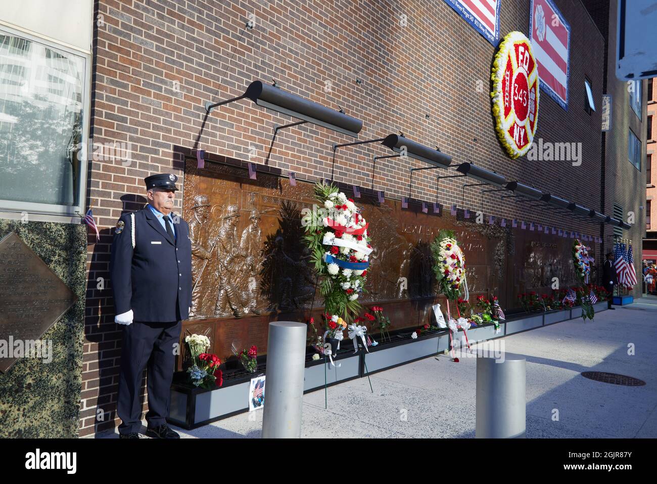 Couronnes et garde d'honneur au mur commémoratif de la FDNY, sur le côté de la FDNY Ten House, de la Engine Company 10 et de la Ladder Company 10, en souvenir des 343 pompiers qui ont donné leur vie le 9/11/01, le 20e anniversaire du 11 septembre, 2001 attentat terroriste contre le World Trade Center et le Pentagone à New York, New York, le samedi 11 septembre 2021. Crédit : Allan Tannenbaum pour CNP/MediaPunch Banque D'Images