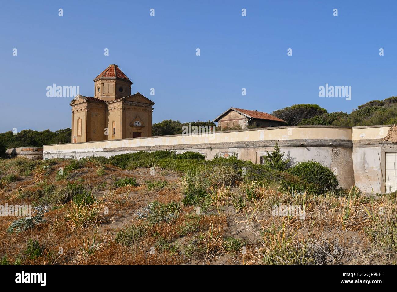 Extérieur de la chapelle privée de Villa Margherita, construite sur la plage de sable en 1913 par les comtes Della Gherardesca, Marina di Castagneto Carducci Banque D'Images