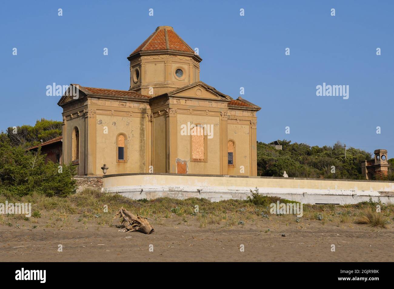 Extérieur de la chapelle privée de Villa Margherita, construite sur la plage de sable en 1913 par les comtes Della Gherardesca, Marina di Castagneto Carducci Banque D'Images