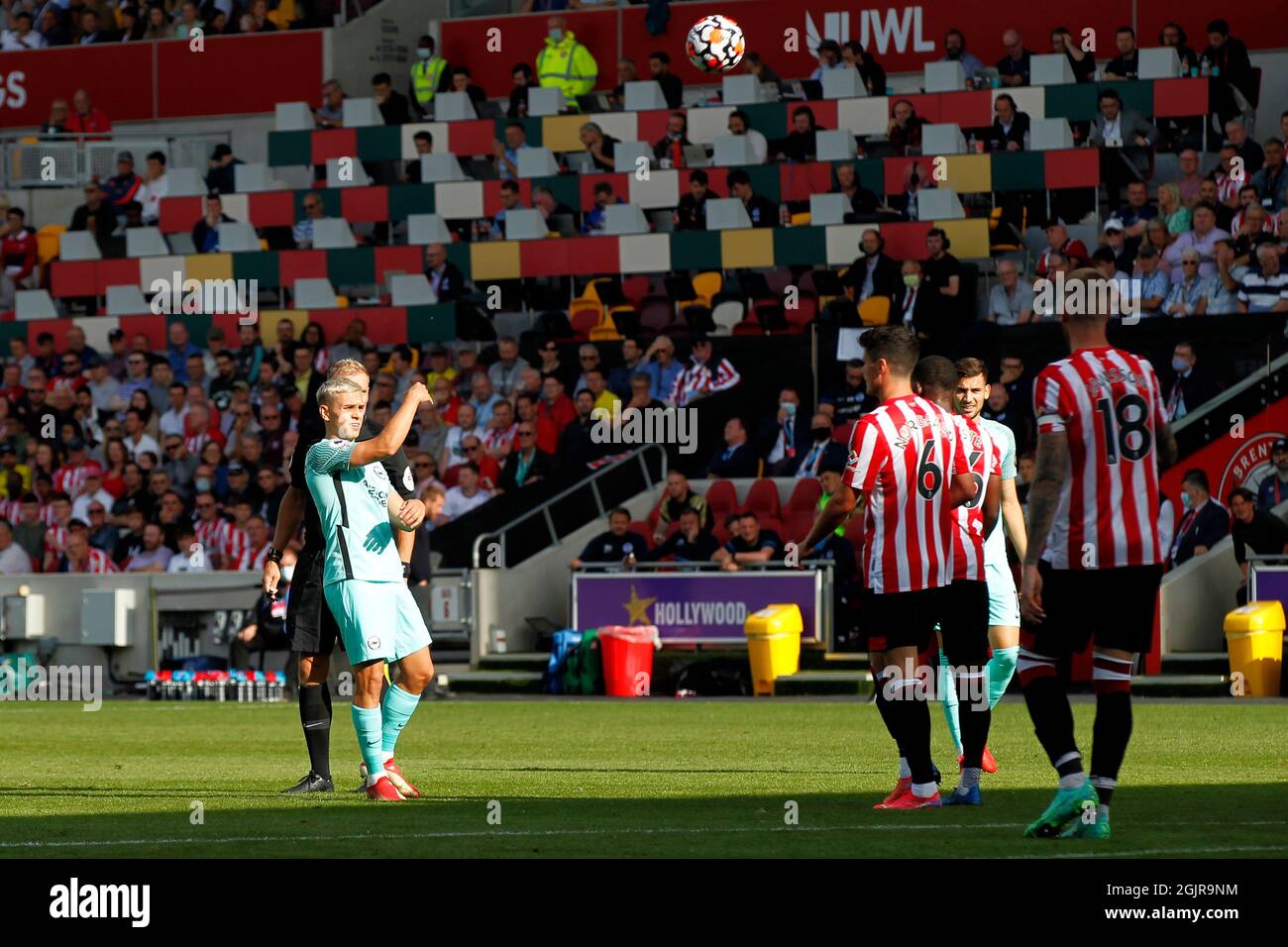 Londres, Royaume-Uni. 11 septembre 2021. Leandro Trossard de Brighton & Hove Albion replace le ballon lors du match de la Premier League entre Brentford et Brighton et Hove Albion au Brentford Community Stadium, Londres, Angleterre, le 11 septembre 2021. Photo de Carlton Myrie. Utilisation éditoriale uniquement, licence requise pour une utilisation commerciale. Aucune utilisation dans les Paris, les jeux ou les publications d'un seul club/ligue/joueur. Crédit : UK Sports pics Ltd/Alay Live News Banque D'Images