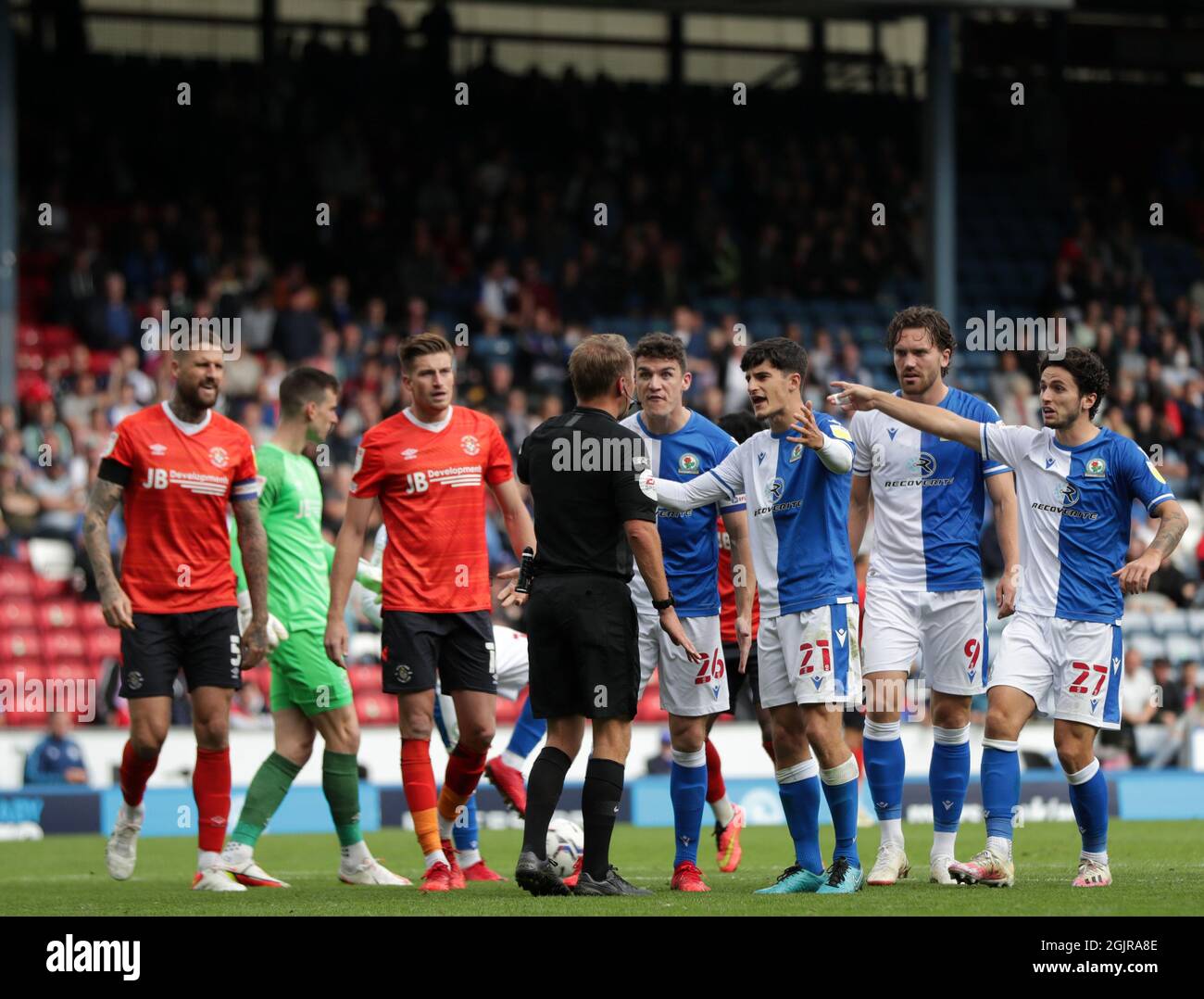 Ewood Park, Blackburn, Lancashire, Angleterre. 11 septembre 2021. EFL Championship football, Blackburn Rovers versus Luton Town; Darragh Lenihan de Blackburn Rovers et Lewis Travis de Blackburn Rovers disputent avec l'arbitre Oliver Langford Credit: Action plus Sports/Alay Live News Banque D'Images