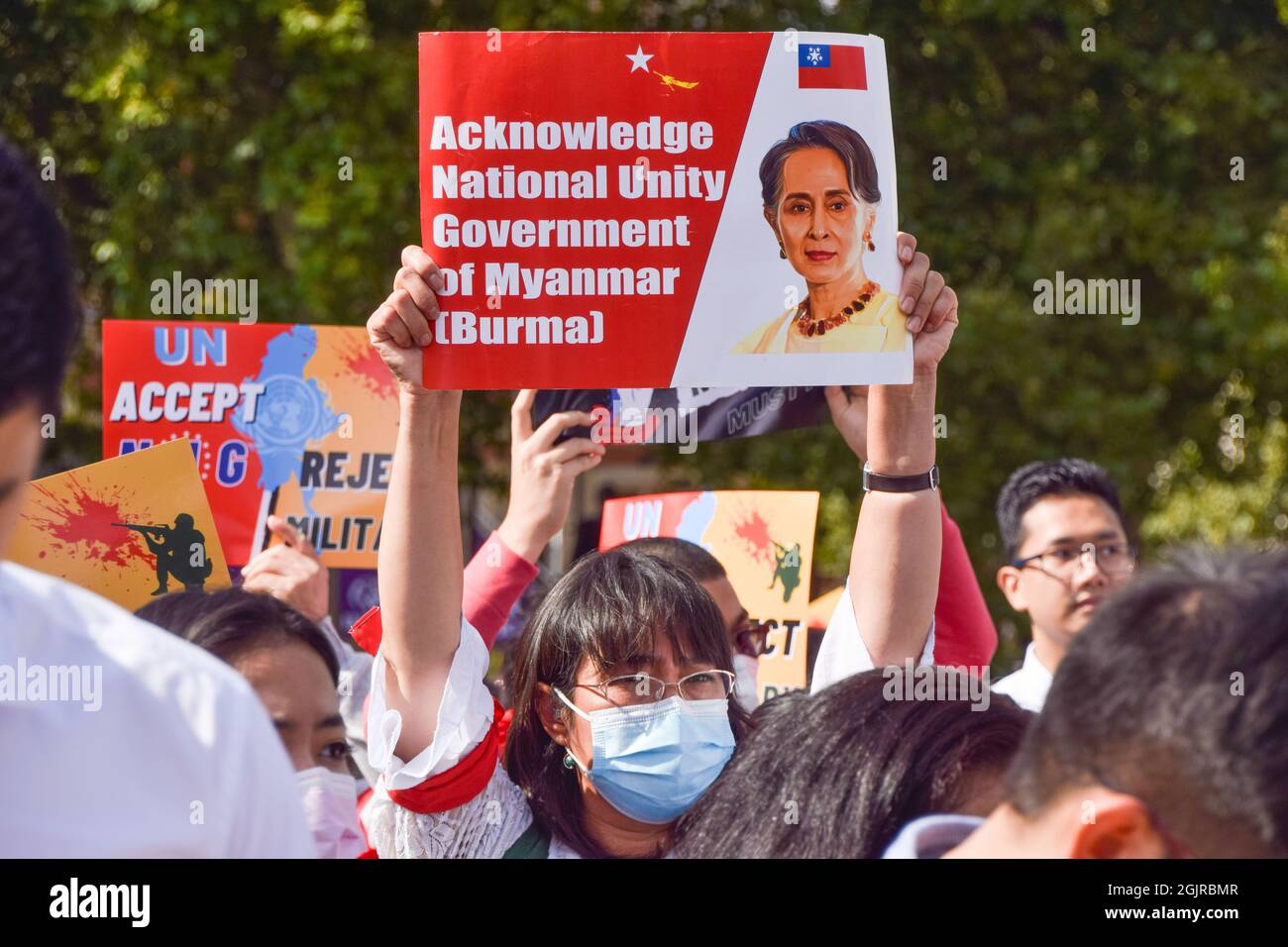 Londres, Royaume-Uni. 11 septembre 2021. Un manifestant tient une écriteau avec une photo d'Aung San Suu Kyi, Appelant l'ONU et les dirigeants du monde à reconnaître le gouvernement d'unité nationale du Myanmar lors de la manifestation sur la place du Parlement.des manifestants se sont rassemblés à Westminster pour soutenir le représentant de l'ONU du Myanmar, Kyaw Moe Tun, et pour protester contre le coup d'État militaire au Myanmar. (Photo de Vuk Valcic/SOPA Images/Sipa USA) crédit: SIPA USA/Alay Live News Banque D'Images