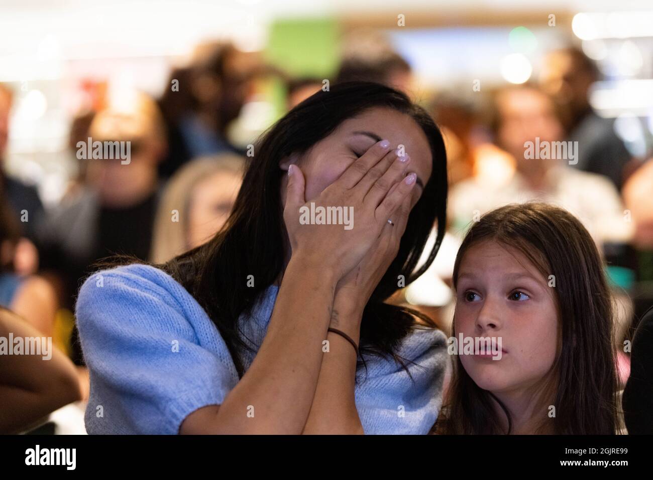 Les gens qui regardent Emma Raducanu prendre sur l'adolescent Leylah Fernandez dans la finale de l'US Open au Parklangley Club, Beckenham. Date de la photo: Samedi 11 septembre 2021. Banque D'Images