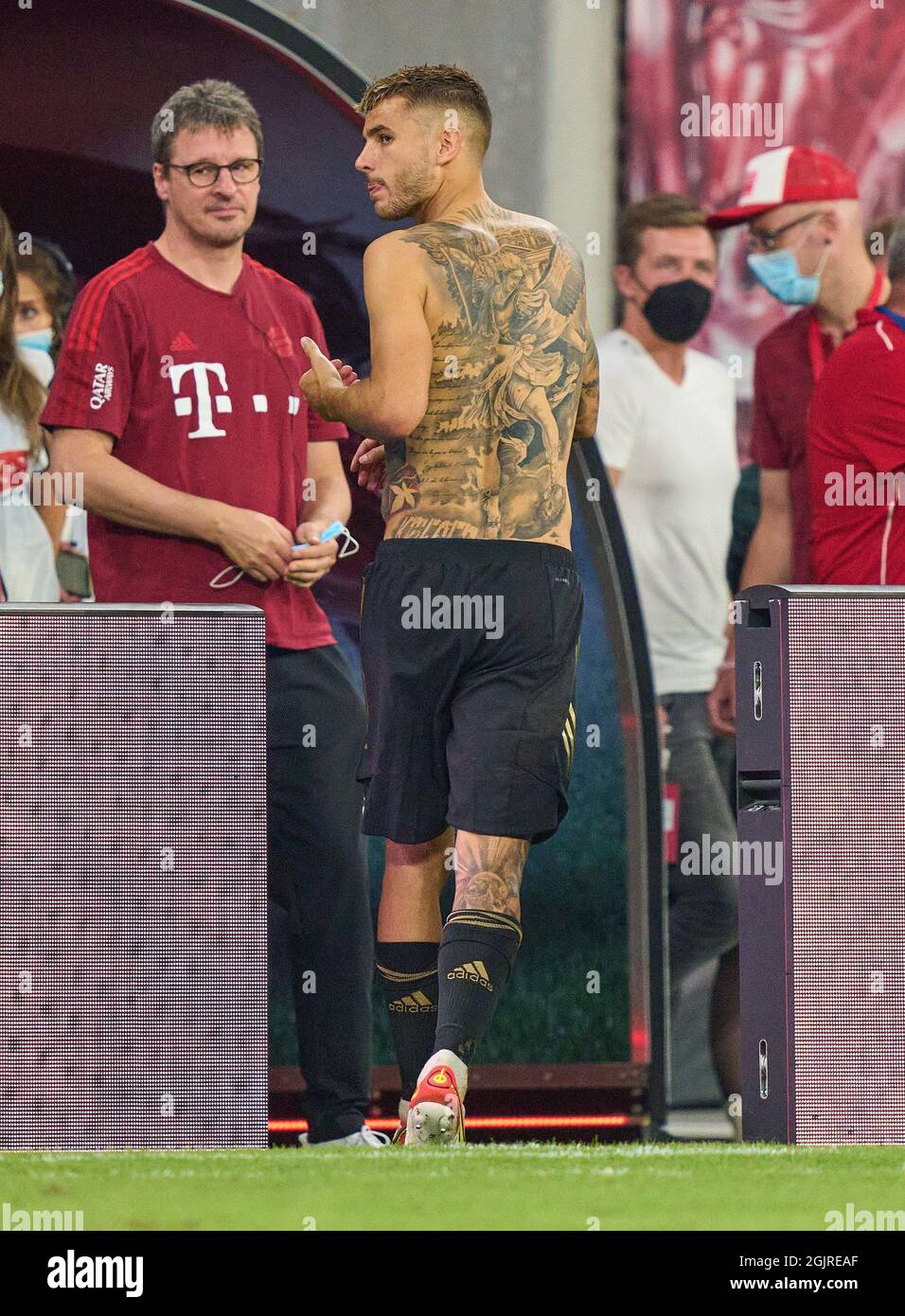 Lucas HERNANDEZ (FCB 21) Tataierung (fahsprachlich), Tätohierung, Tattoo, Tättohierung, Koerperschmuck, Rücken, dans le match RB LEIPZIG - FC BAYERN MUENCHEN 1-4 1.Ligue allemande de football le 11 septembre 2021 à Leipzig, Allemagne. Saison 2021/2022, match jour 4, 1.Bundesliga, FCB, München, 4.balise Spieltag. © Peter Schatz / Alamy Live News - LE RÈGLEMENT DFL INTERDIT TOUTE UTILISATION DE PHOTOGRAPHIES comme SÉQUENCES D'IMAGES et/ou QUASI-VIDÉO - Banque D'Images
