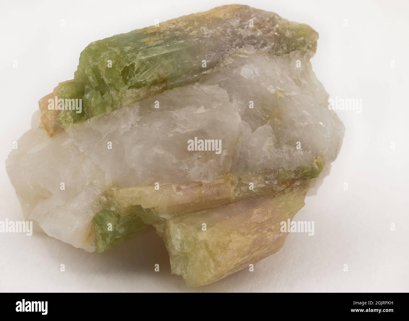 minerai de tourmaline sur matrice transparente Banque D'Images