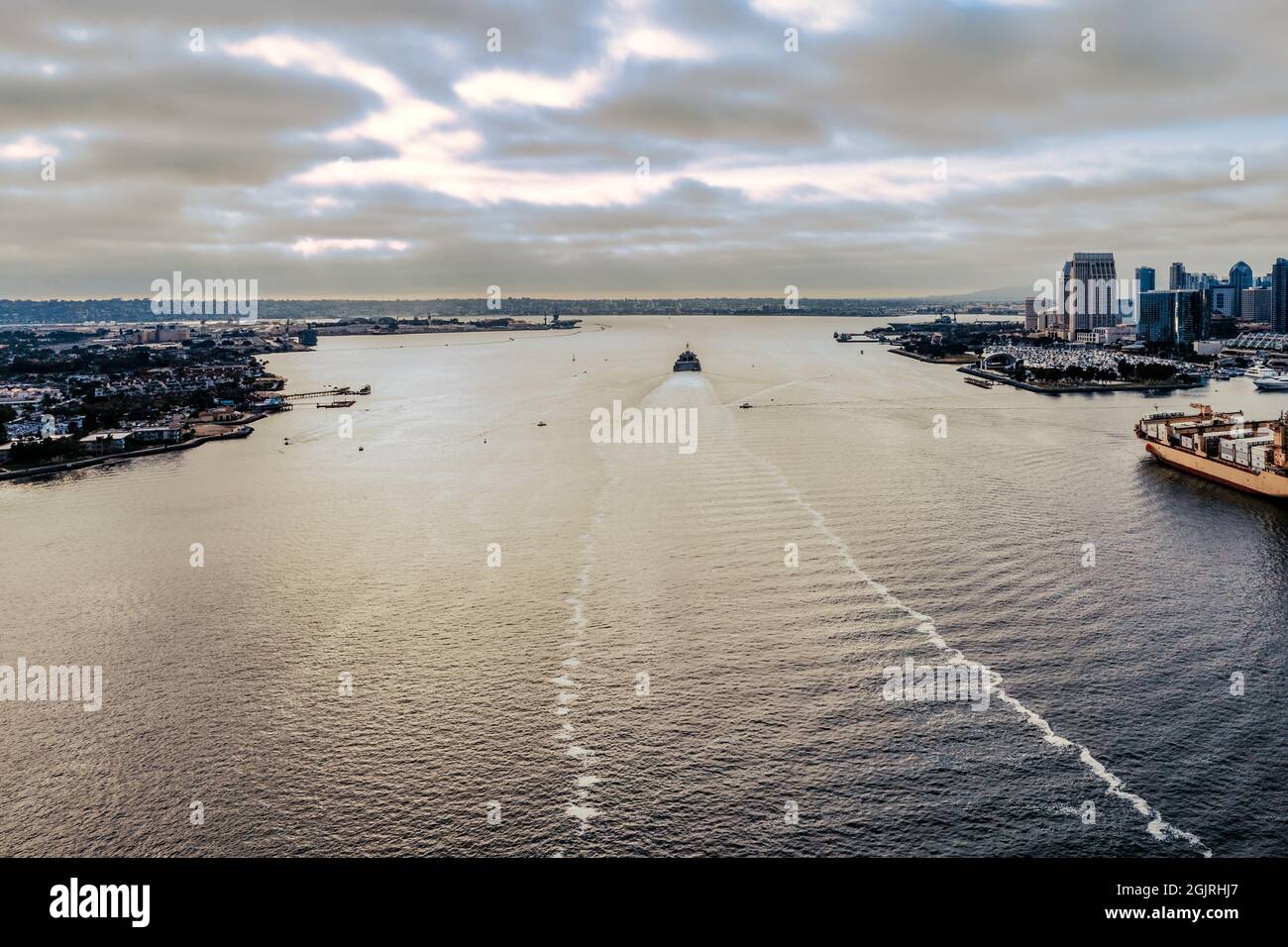 Le bateau quitte le port de San Diego, en passant par Coronado Island et les gratte-ciel. Banque D'Images