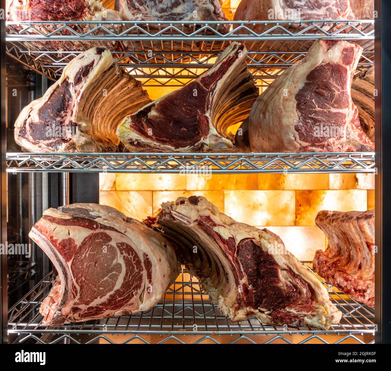 Steak de bœuf dans une armoire de vieillissement de viande séchée. Grillades au réfrigérateur dans un délicieux restaurant gastronomique. Sécher la viande vieillissante en chambre froide. Coupe séchée Banque D'Images