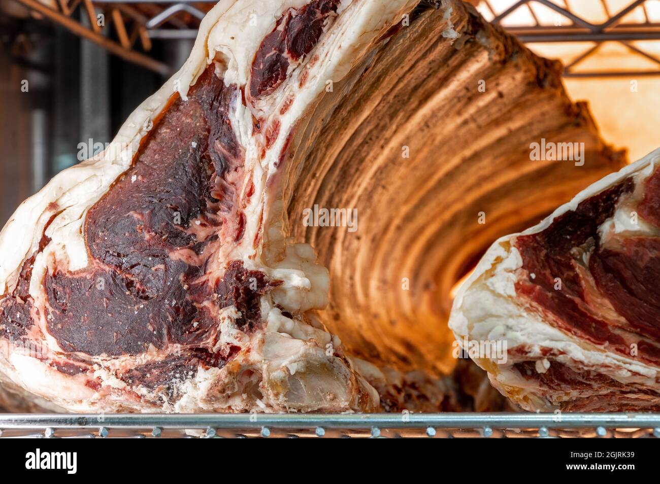 Steak de bœuf dans une armoire de vieillissement de viande séchée. Grillades au réfrigérateur dans un délicieux restaurant gastronomique. Sécher la viande vieillissante en chambre froide. Coupe séchée Banque D'Images