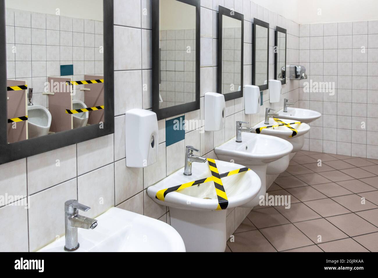 Mesures de vie sociale appliquées dans les toilettes publiques pour les mesures Covid-19. Distance sociale Banque D'Images