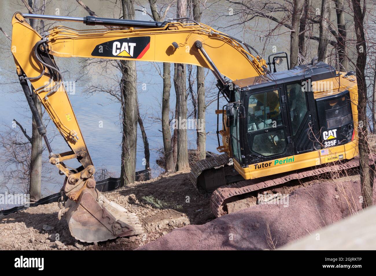 Une pelle hydraulique 325f Cat stationnée sur le flanc d'une colline sur le fleuve Hudson, par la marque Caterpillar, avec une étiquette Tutor Perini, une construction majeure Banque D'Images