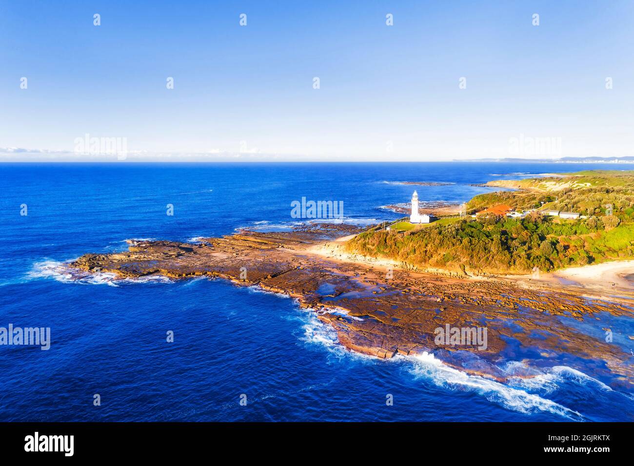 Phare Norah HEAL sur la côte centrale du Pacifique en Nouvelle-Galles du Sud - vue panoramique aérienne sur la mer. Banque D'Images