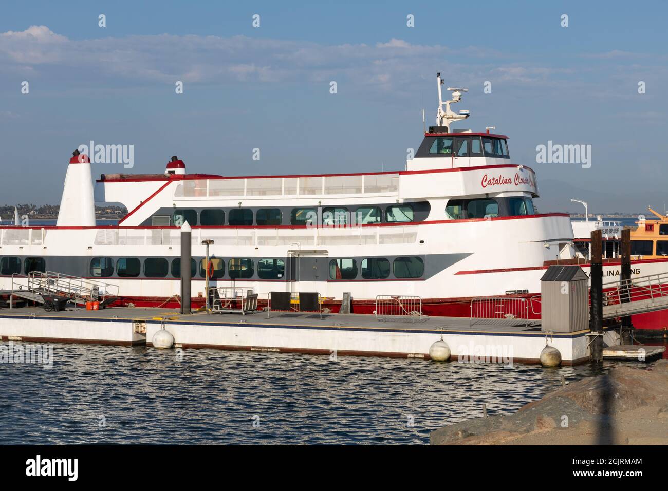 Long Beach, CA USA - 20 août 2021 : vue rapprochée de Catalina Classic Cruise avec croisières s'arrêtant dans le port Banque D'Images