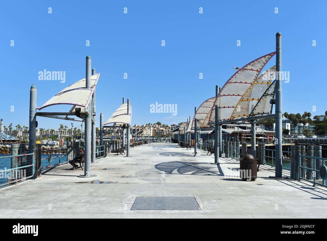 REDONDO BEACH, CALIFORNIE - 10 septembre 2021 : le quai de Redondo Beach, en regardant vers la rive. Banque D'Images