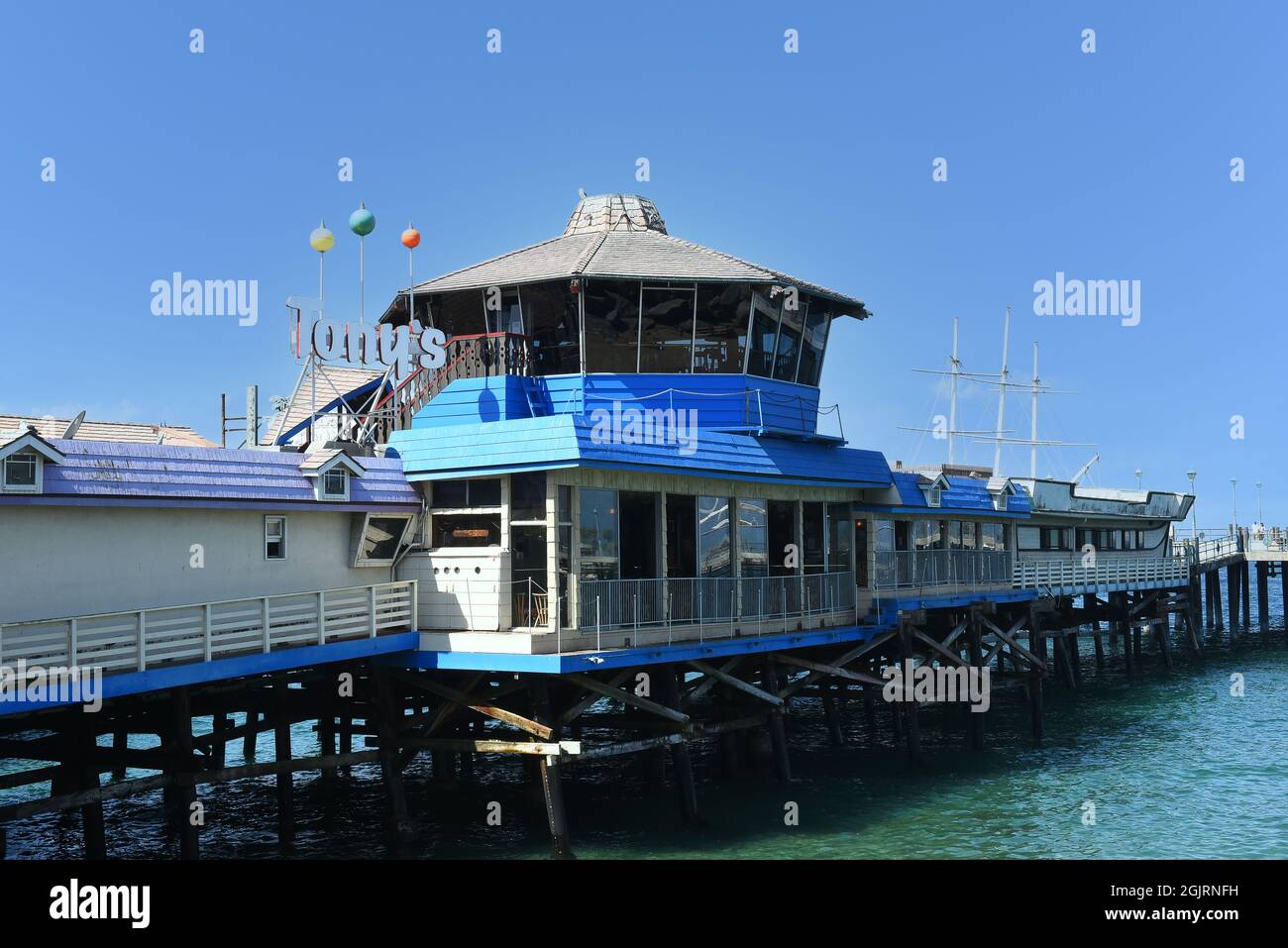 REDONDO BEACH, CALIFORNIE - 10 septembre 2021 : Tonys on the Pier, fruits de mer et cocktails servis dans une salle à manger décontractée avec vue panoramique sur le Pacifique. Banque D'Images