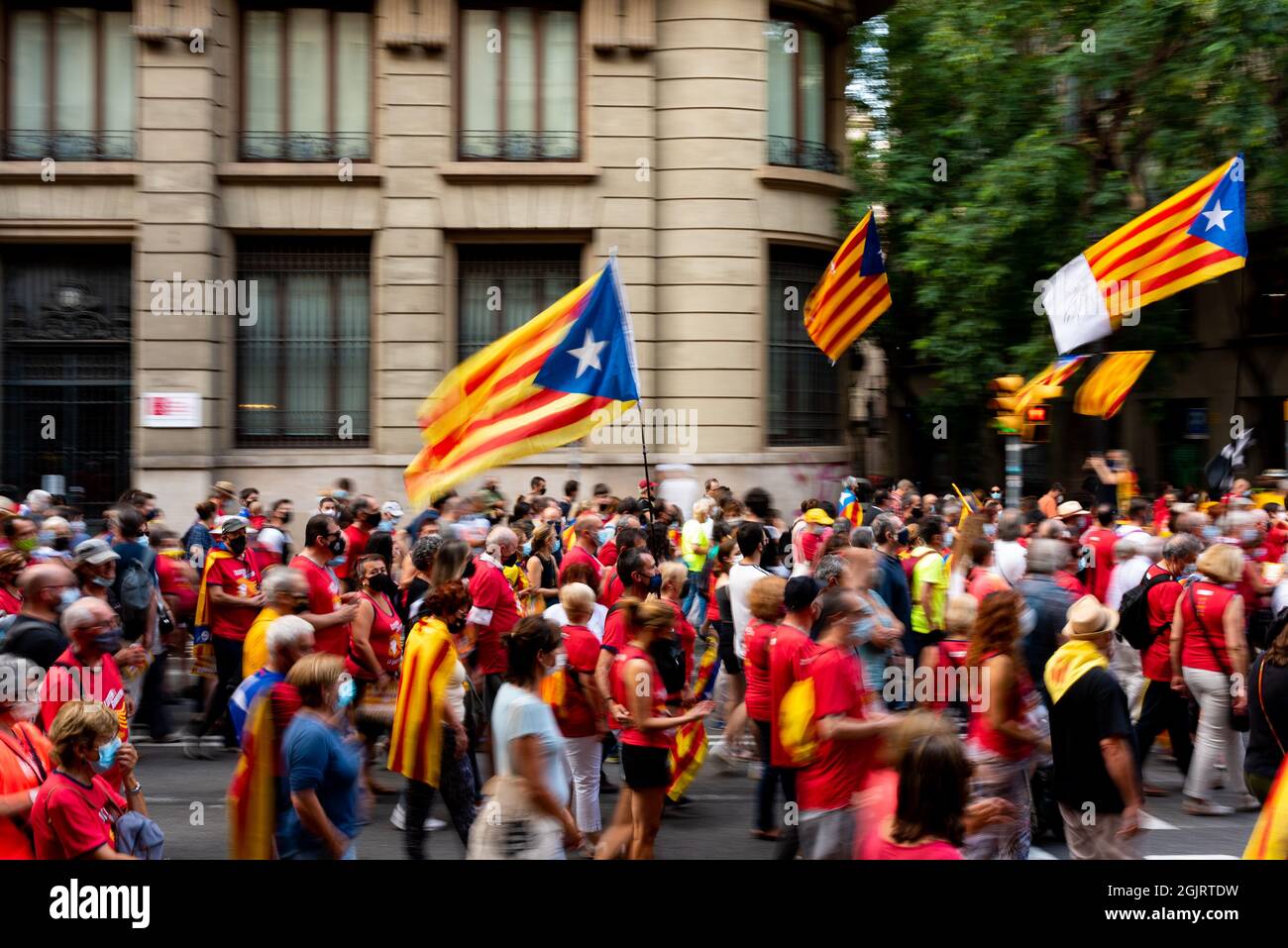 ESP. 11 septembre 2021. Dans cette image panoramique, un homme est vu se déplacer tout en tenant un drapeau catalan pendant les célébrations et les marches tiennent pour les vacances catalanes connu sous le nom de 'diada' à Barcelone, Espagne, le 11 septembre 2021. Les partis pro-indépendance et séparatistes catalans comme l'ANC ont appelé les gens à prendre la rue dans la première concentration majeure depuis le début de la pandémie de cavid, pour rappeler la chute de Barcelone pendant la guerre de succession d'Espagne en 1714. (Photo par Davide Bonaldo/Sipa USA) crédit: SIPA USA/Alay Live News Banque D'Images