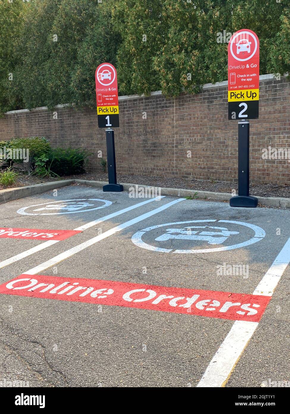 Commandes en ligne Drive Up & Go : points de ramassage dans le parking d'une épicerie de Chicago Jewel Osco Banque D'Images