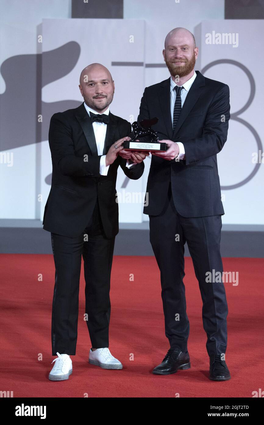 Lucas Engel pose avec le prix Orizzonti pour le meilleur court-métrage pour 'Los Huesos' pendant les gagnants tapis rouge dans le cadre du 78e Festival International du film de Venise, en Italie, le 11 septembre 2021. Photo de Paolo Cotello/imageSPACE/MediaPunch Banque D'Images