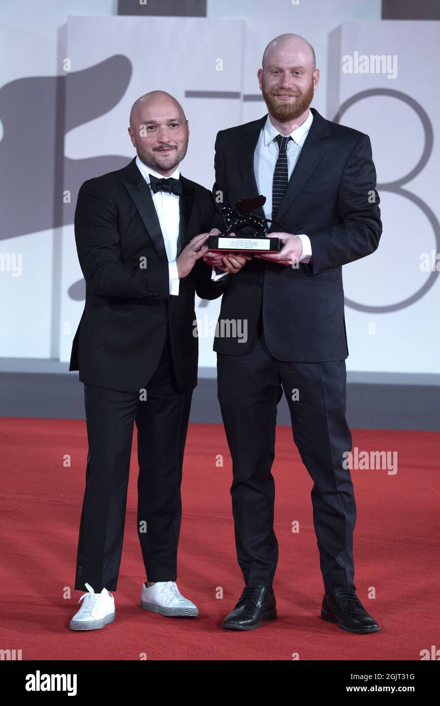 Lucas Engel pose avec le prix Orizzonti pour le meilleur court-métrage pour 'Los Huesos' pendant les gagnants tapis rouge dans le cadre du 78e Festival International du film de Venise, en Italie, le 11 septembre 2021. Photo de Paolo Cotello/imageSPACE/MediaPunch Banque D'Images