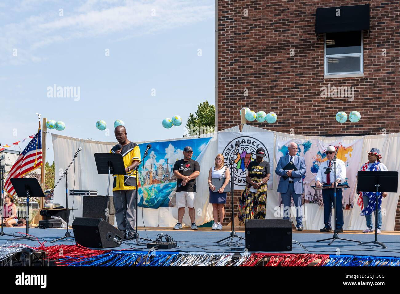 Radcliff, KY, Etats-Unis, 11 septembre 2021, le maire Robert Mariano de Dangriga Town, Belize, partage la culture et l'histoire du Belize lors du Radcliff Cultural Festival. Crédit : Brian Koellish/Alamy Live News Banque D'Images