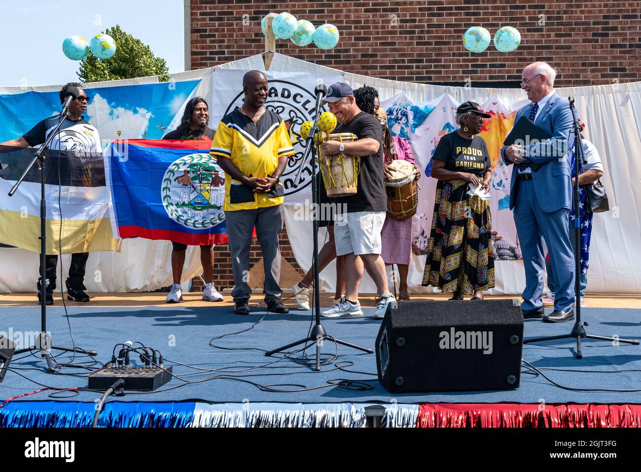 Radcliff, KY, Etats-Unis, 11 septembre 2021, le maire Robert Mariano de Dangriga Town, Belize, présente le maire JJ Duvall avec des tambours du Belize lors du festival culturel Radcliff. Crédit : Brian Koellish/Alamy Live News Banque D'Images