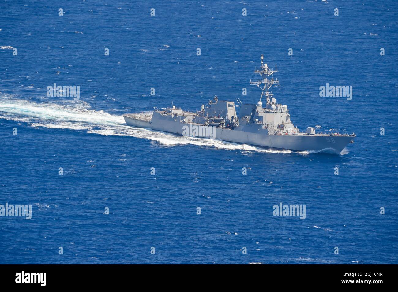 OCÉAN ATLANTIQUE (sept. 1, 2021) l'USS Forrest Sherman (DDG 98) navigue dans l'océan Atlantique. Forrest Sherman participe à FRONTIER SENTINEL aux côtés de la Garde côtière américaine et des alliés canadiens pour améliorer leurs capacités dans l'Arctique. (É.-U. Navy photo by Mass communication Specialist Seaman Theoplis Stewart II/publié) Banque D'Images