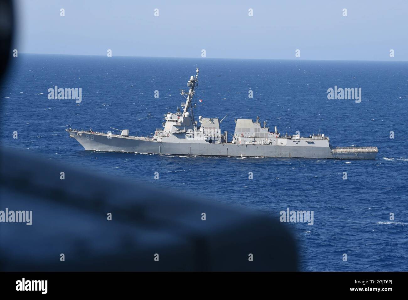 OCÉAN ATLANTIQUE (sept. 1, 2021) l'USS Forrest Sherman (DDG 98) navigue dans l'océan Atlantique. Forrest Sherman participe à FRONTIER SENTINEL aux côtés de la Garde côtière américaine et des alliés canadiens pour améliorer leurs capacités dans l'Arctique. (É.-U. Navy photo by Mass communication Specialist Seaman Theoplis Stewart II/publié) Banque D'Images