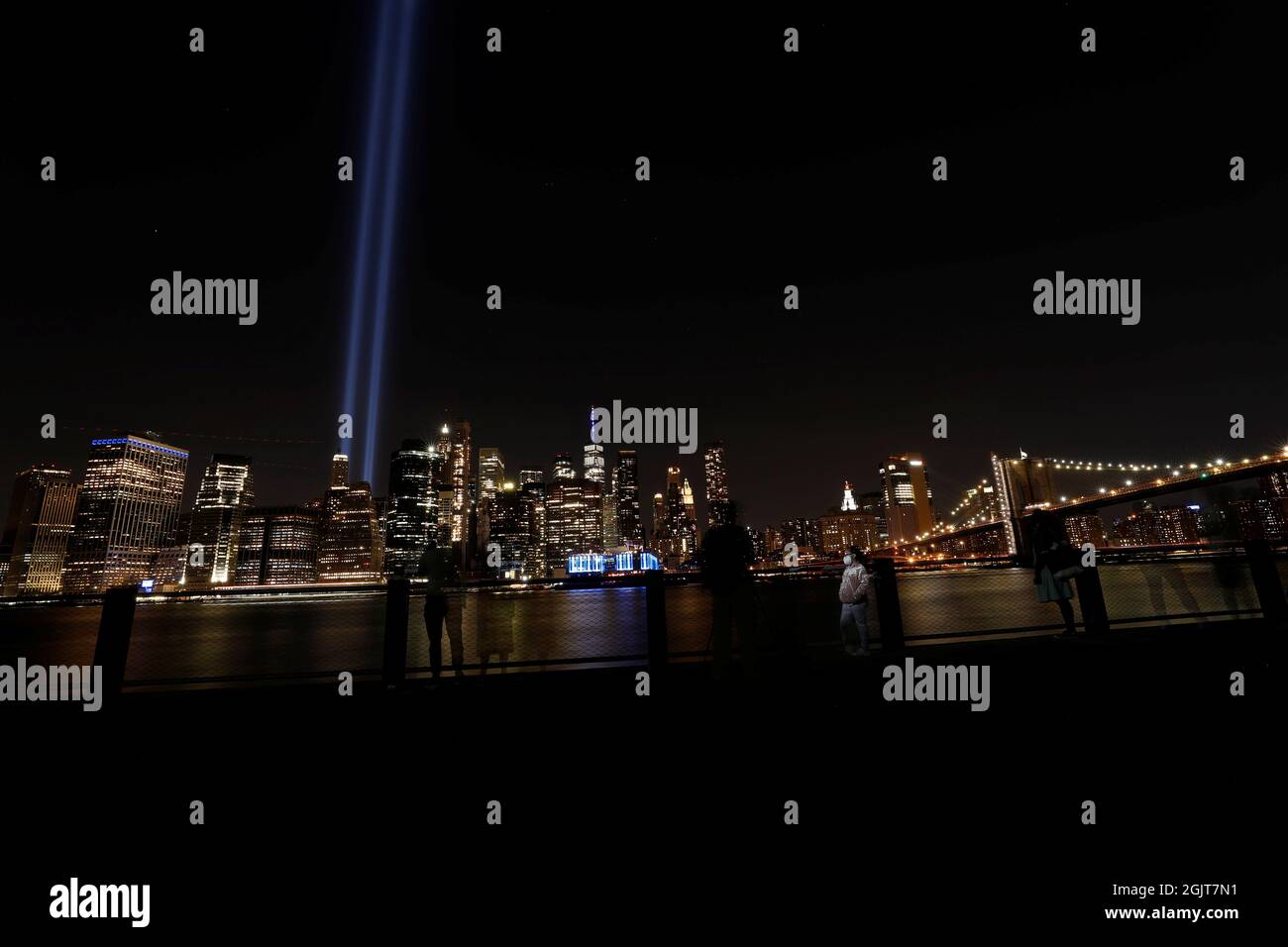 Une vue générale de l'installation hommage en lumière et du World Trade Center à l'occasion du 20e anniversaire des attentats du 11 septembre, de Brooklyn, New York City, États-Unis, septembre 11, 2021. REUTERS/Mario Anzuoni Banque D'Images