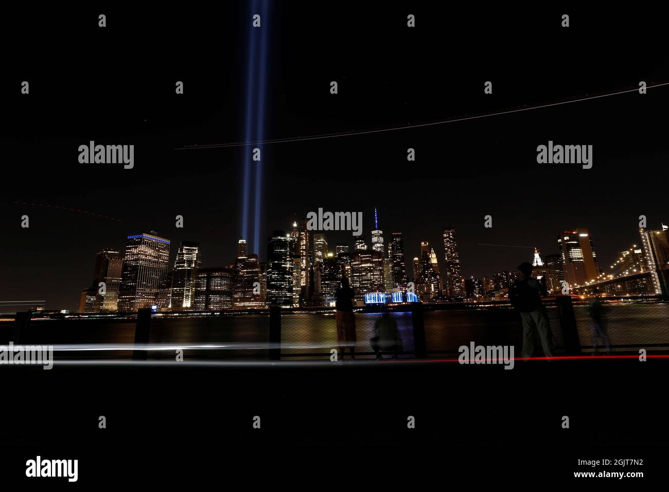 Une vue générale de l'installation hommage en lumière et du World Trade Center à l'occasion du 20e anniversaire des attentats du 11 septembre, de Brooklyn, New York City, États-Unis, septembre 11, 2021. REUTERS/Mario Anzuoni Banque D'Images
