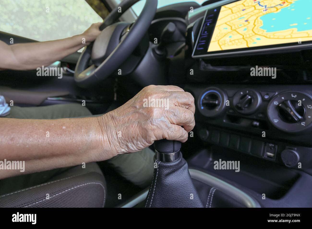 Femme âgée utilisant le système de navigation GPS en voiture Banque D'Images