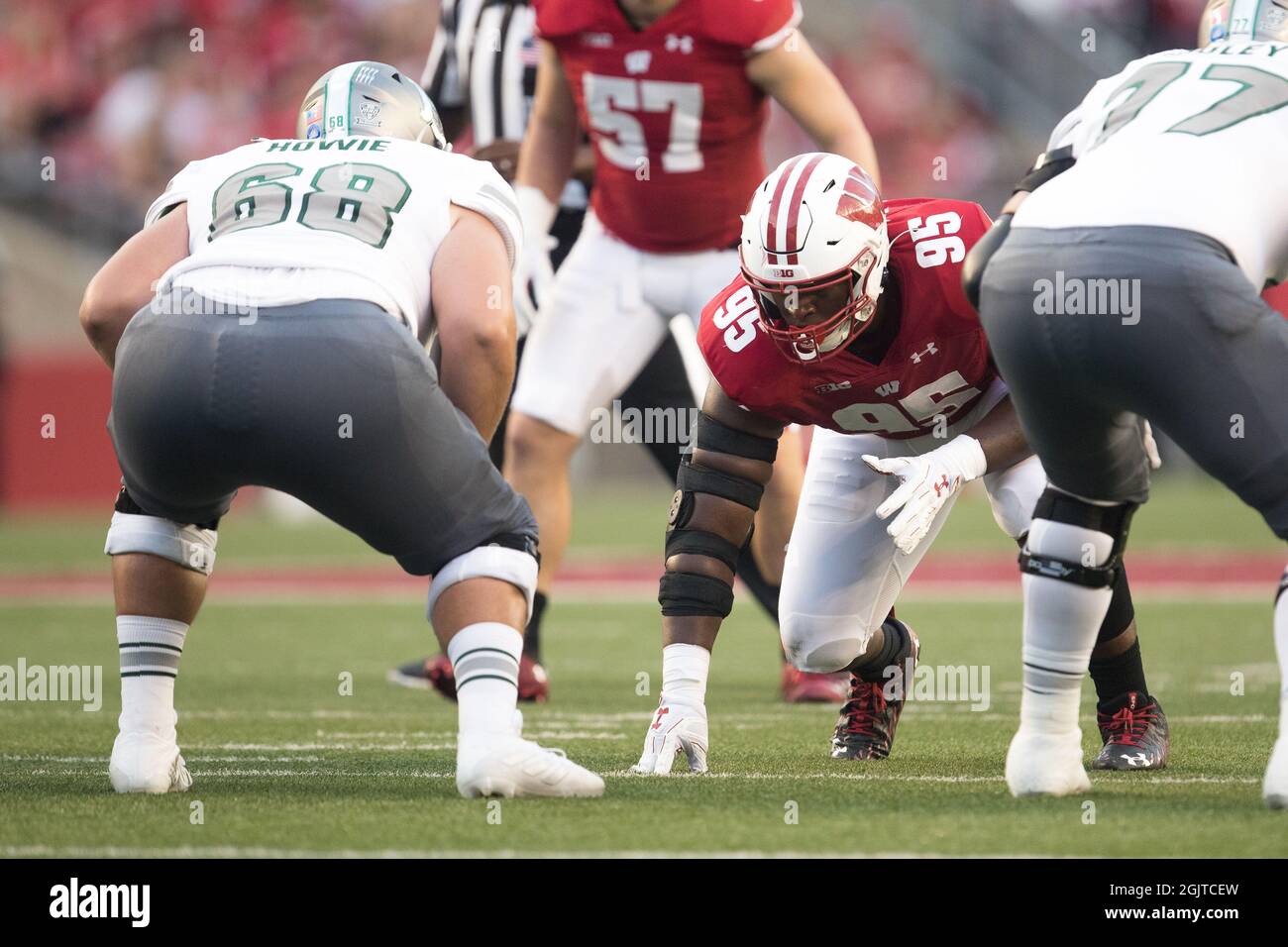 Wisconsin Badgers Nose Tackle Keeanu Benton (95) s'aligne sur la ligne de scrimmage lors d'un match de football entre les Wisconsin Badgers et Eastern Michigan Eagles le 11 septembre 2021. Le Wisconsin bat l'est du Michigan 34-7. (Max Siker / image du sport) Banque D'Images